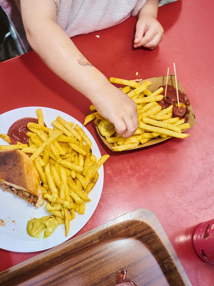 Umfrage zeigt: So tickt die Schweiz Kind ist Pommes frites, man sieht nur die Hände - Was macht die Schweiz aus? Natur, Sicherheit, Demokratie. Und wie ticken die Menschen hier? Sie sind bodenständig und fleissig – und wünschen sich insgeheim, dass alles so bleibt, wie es ist