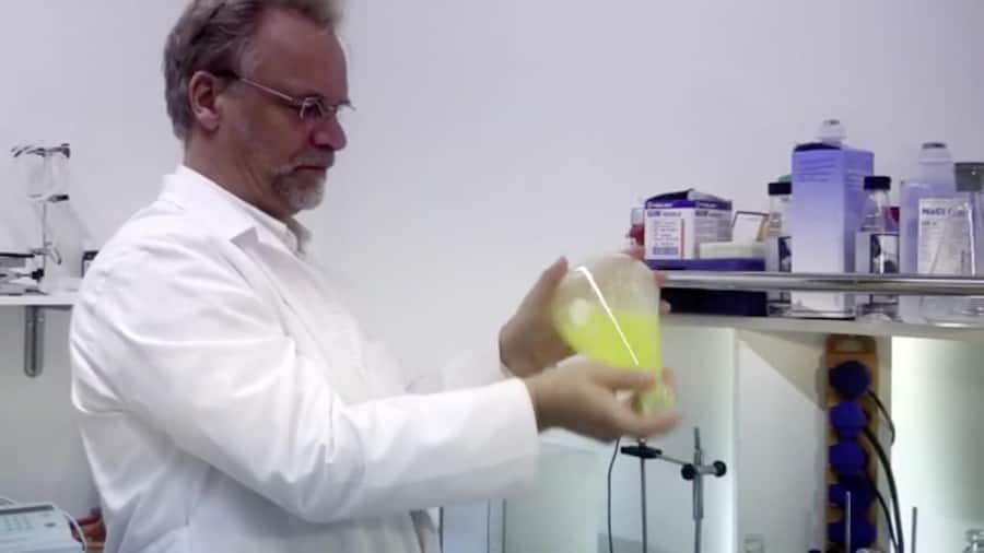 Der «Biophysiker» Andreas Kalcker in seinem Labor.