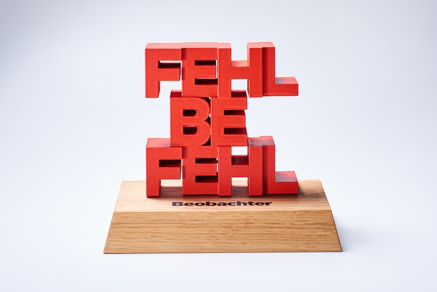 Pokal Fehlbefehl. Der erstmals verliehene Negativpreis «Fehlbefehl des Jahres» geht an die Staatsanwaltschaft Limmattal/Albis.